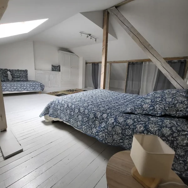 Chambre confortable et décorée avec soin au Gîte L'Intemporelle, idéale pour un séjour reposant.
