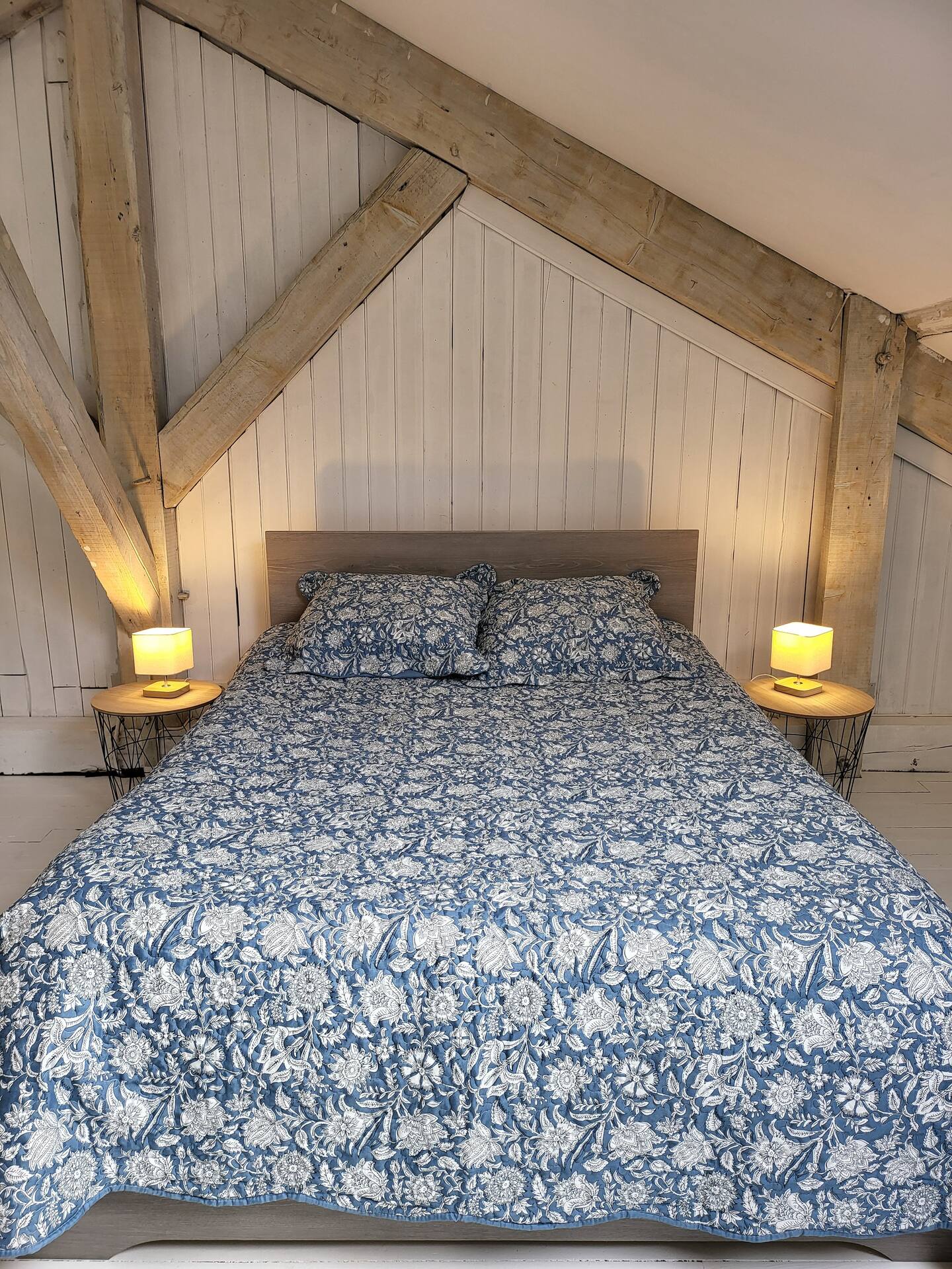 Chambre confortable et décorée avec soin au Gîte L'Intemporelle, idéale pour un séjour reposant.