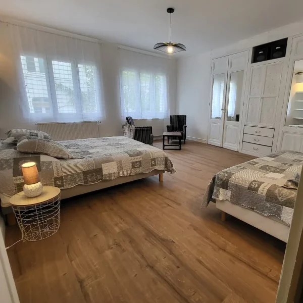 Chambre confortable et décorée avec soin au Gîte L'Intemporelle, idéale pour un séjour reposant.