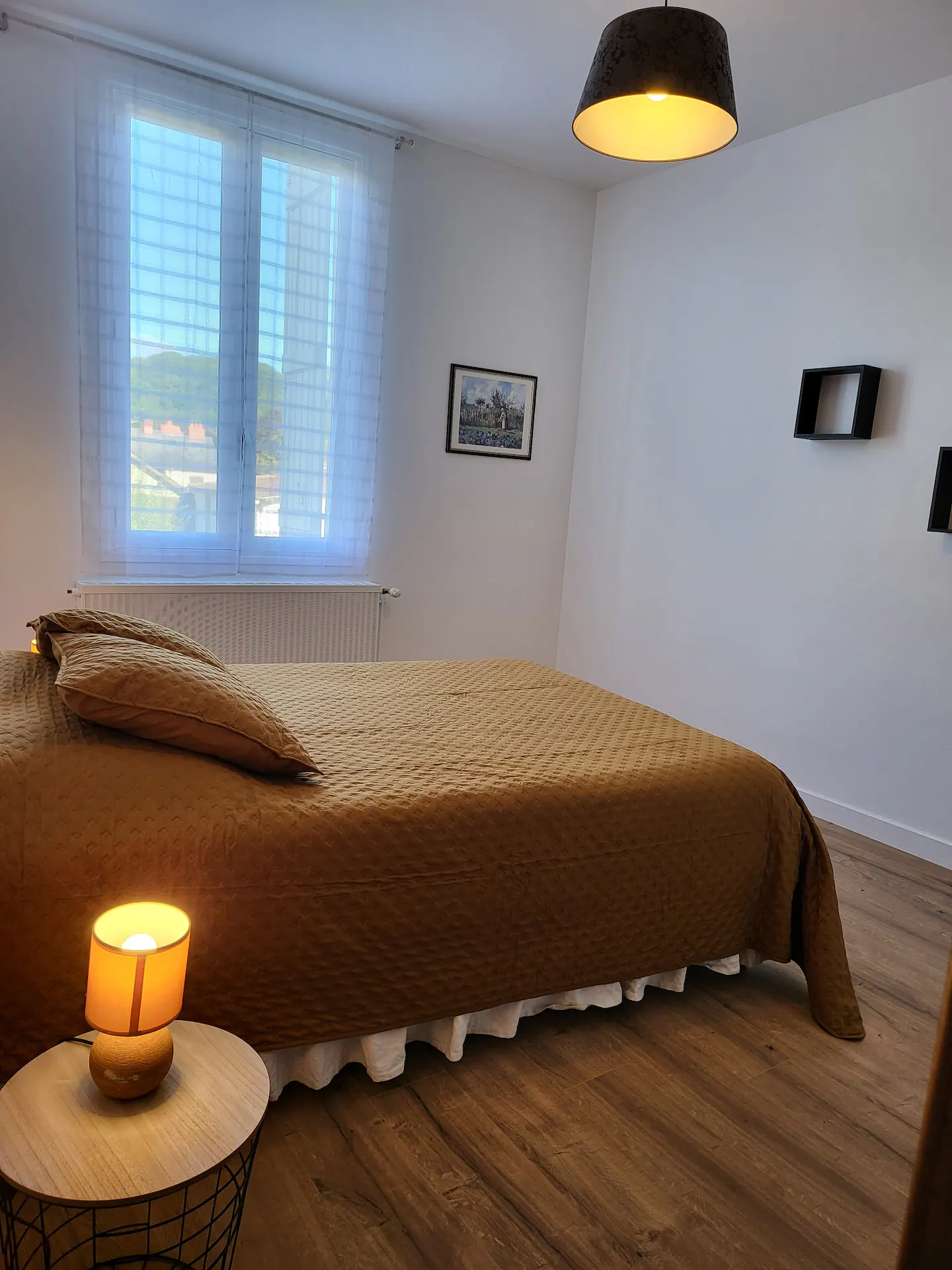 Chambre confortable et décorée avec soin au Gîte L'Intemporelle, idéale pour un séjour reposant.