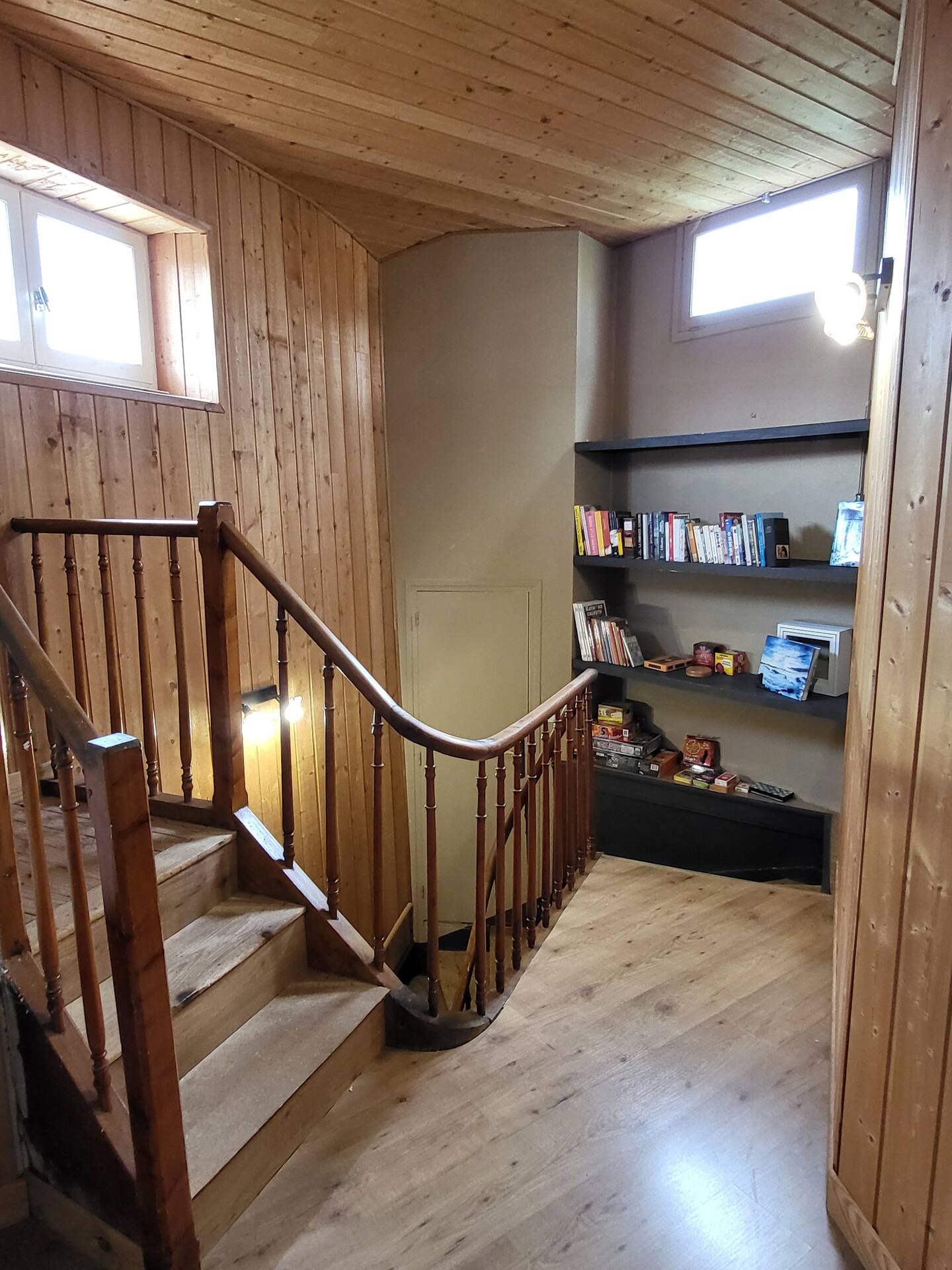 Escalier en bois du Gîte L'Intemporelle, alliant charme authentique et élégance naturelle.