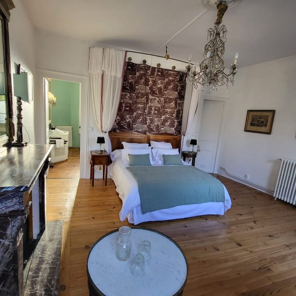 Chambre bonheur des bains intemporelle Bagnères de bigorre 65 gîte et chambres d'hôte