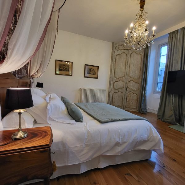 Chambre bonheur des bains intemporelle Bagnères de bigorre 65 gîte et chambres d'hôte