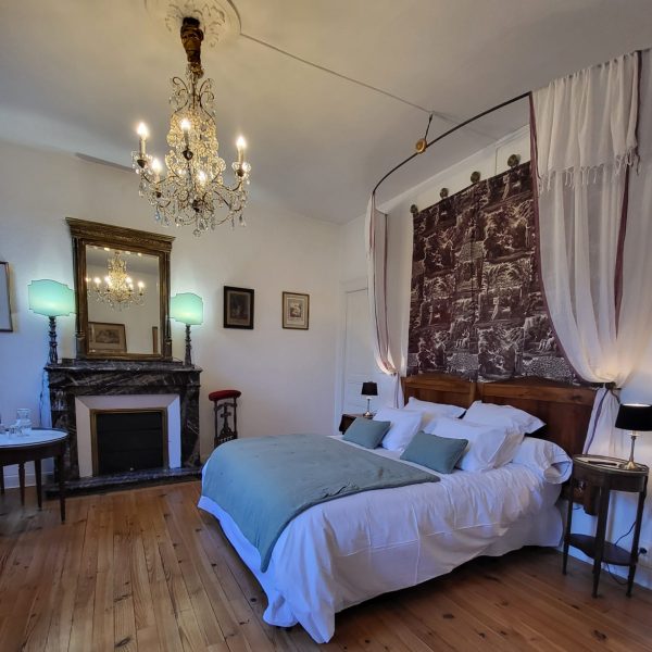 Chambre bonheur des bains intemporelle Bagnères de bigorre 65 gîte et chambres d'hôte